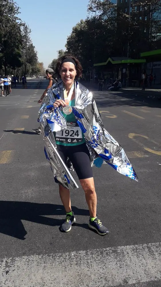 Valéria com a medalha da Maratona de Santiago